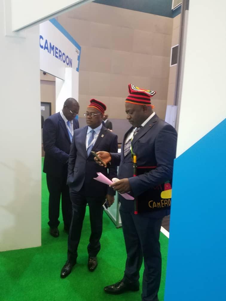 Minpostel Art Antic Et Camtel Main Dans La Main Pour Supporter La